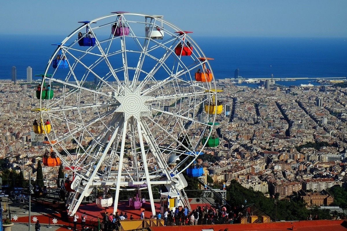 La nòria del Tibidabo de Barcelona, amb la ciutat de fons
