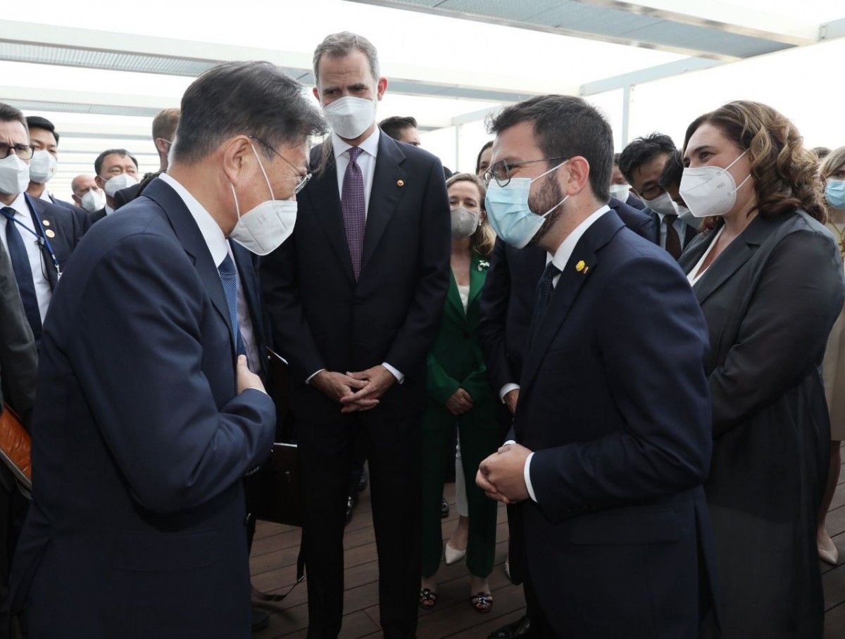 El rei observa com Pere Aragonès saluda el president de Corea del Sud, el juny passat.