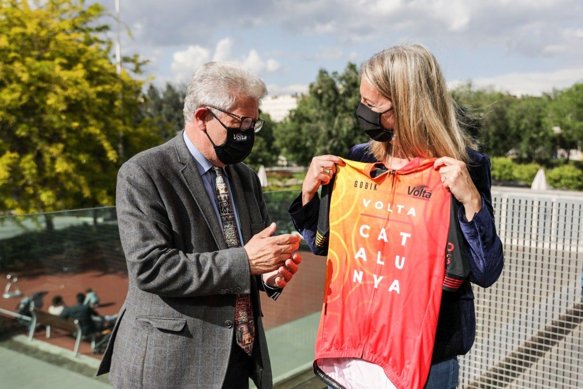 L'alcaldessa de Sant Cugat, Mireia Ingla, amb el president de la Volta Ciclista a Catalunya, Rubèn Peris