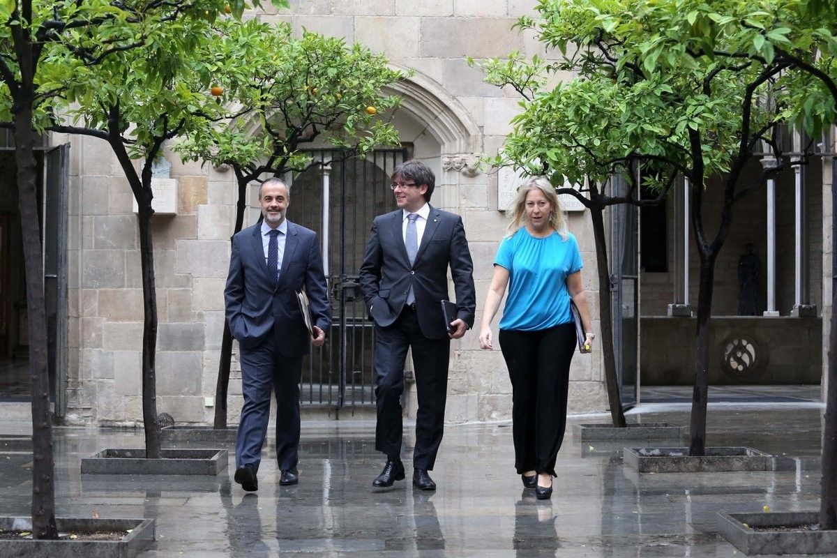 Carles Puigdemont es dirigeix cap a la reunió del Govern amb Neus Munté i Joan Vidal