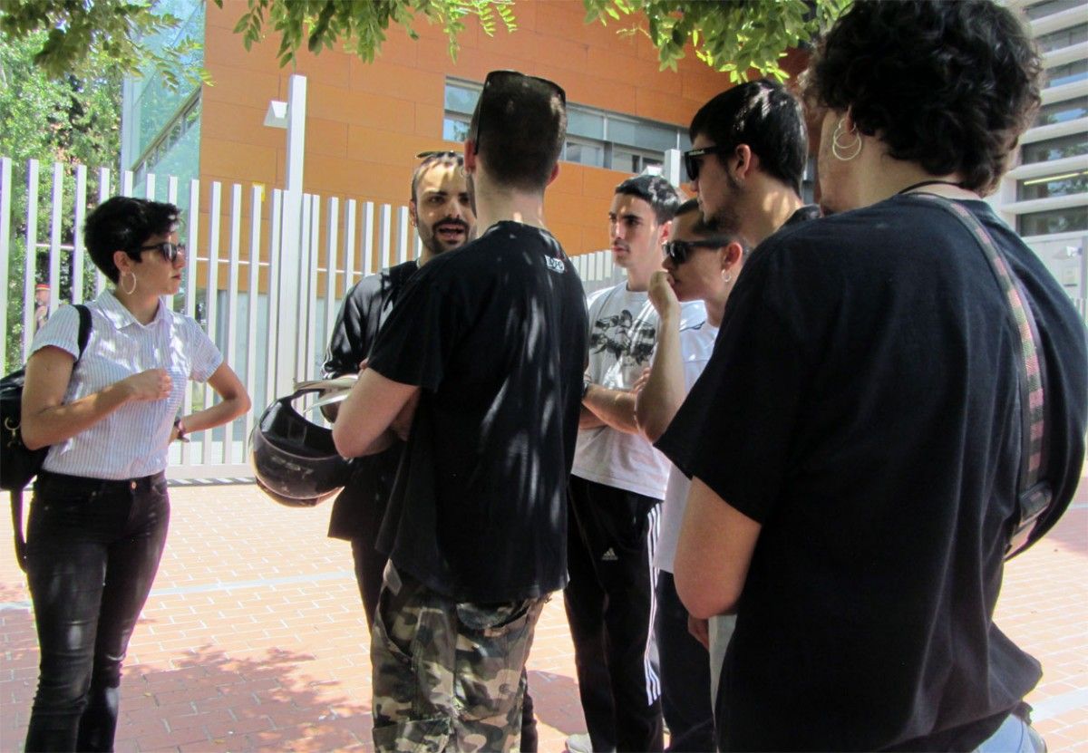 Membres del SEPC a les portes dels Jutjats de Cerdanyola 