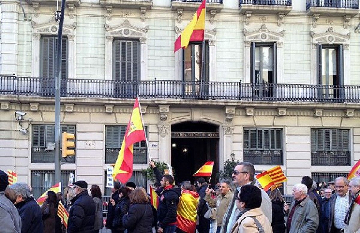 Manifestació espanyolista a davant de la comissaria de Via Laietana