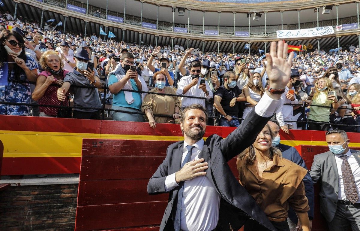 Casado saludant els militant del PP congregats a la plaça de braus de València.