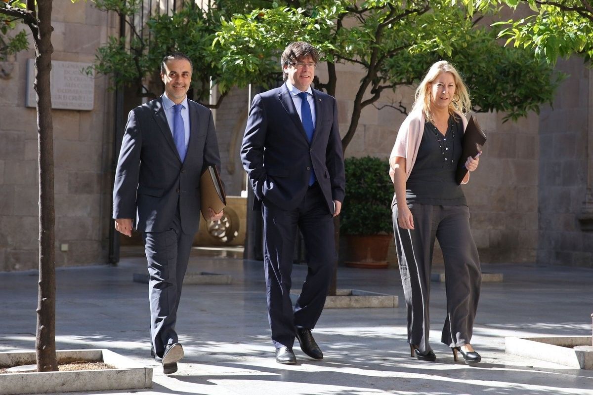 Carles Puigdemont es dirigeix a la reunió del Govern amb Neus Munté i Joan Vidal