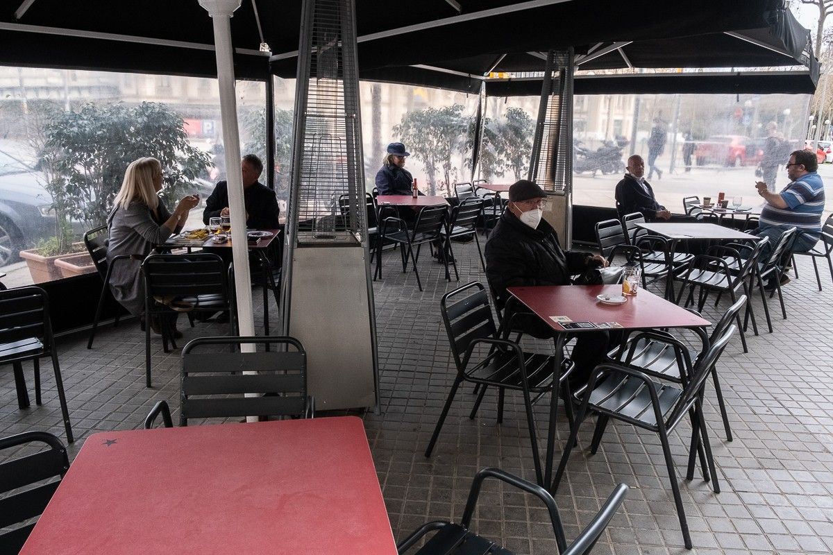 Bars i restaurants poden obrir fins a les cinc de la tarda.