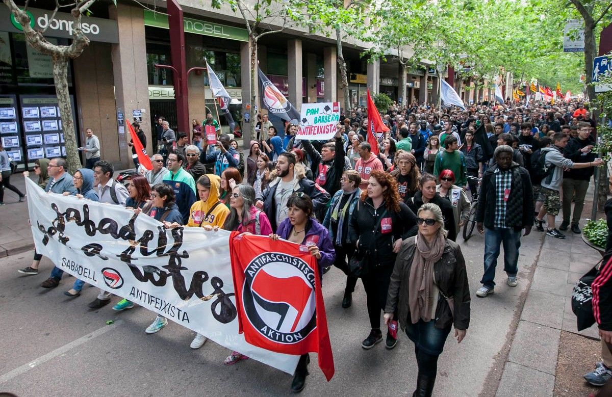 La manifestació antifeixista a Sabadell encapçalada pel lema «Sabadell per a totes»
