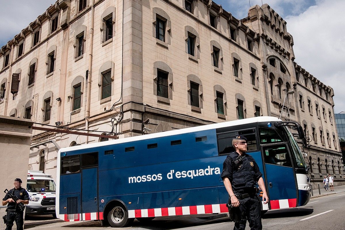 L'autobús dels Mossos d'Esquadra amb els darrers 12 interns abandona la presó Model