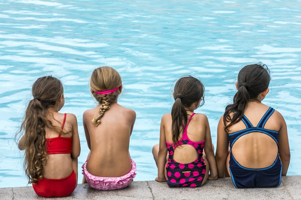 Unes nenes en una piscina 