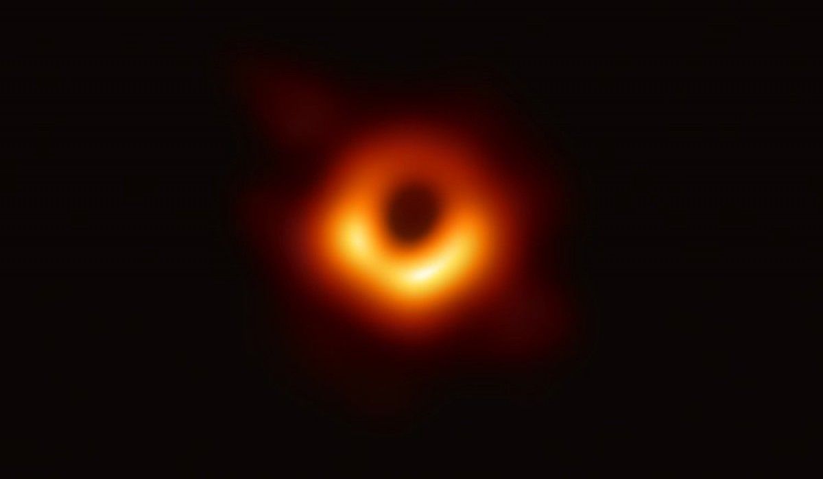Primera imatge d'un forat negre