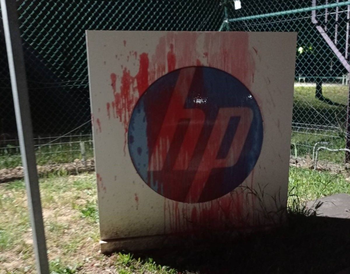 El logo d'HP, tacat amb pintura vermella que simbolitza sang