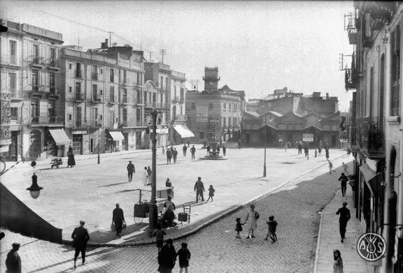 La Plaça Major de Sabadell, al fons les peixateries, dècada de 1920