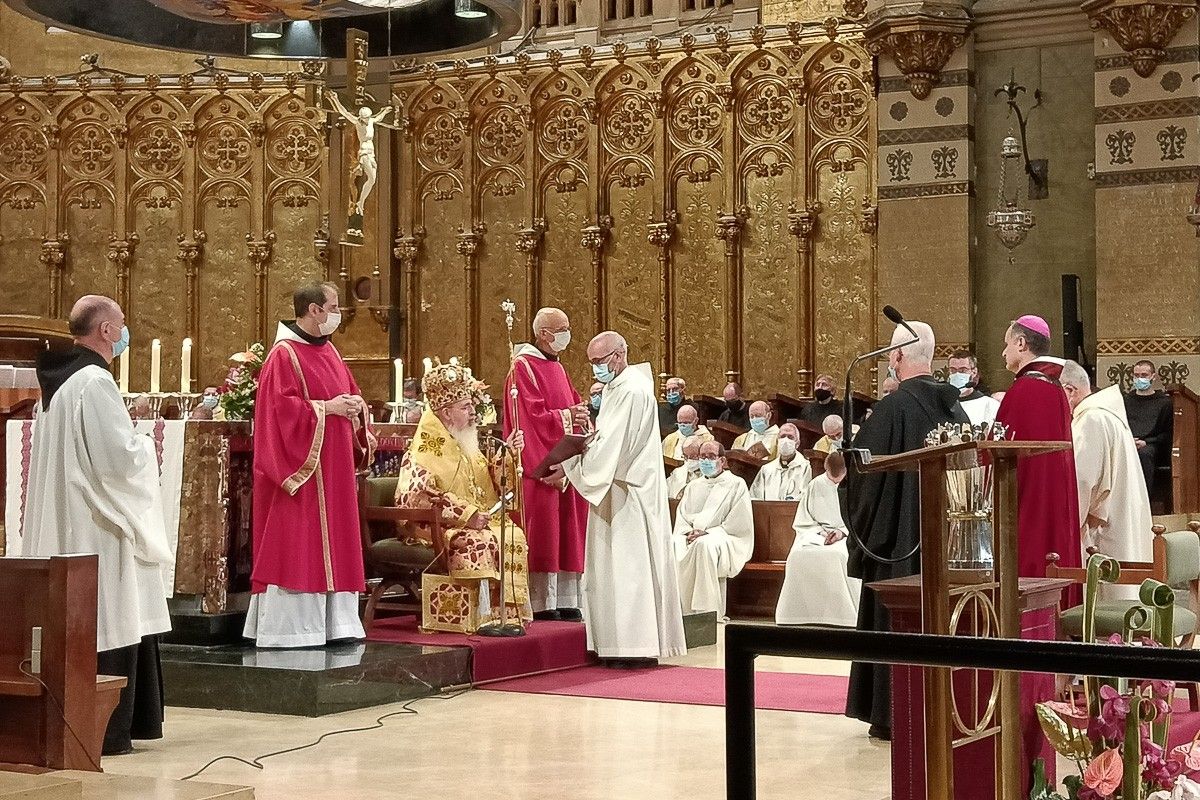 El nou abat, Manel Gasch, a la dreta, davant el bisbe Manuel Mir aquest dimecres. 