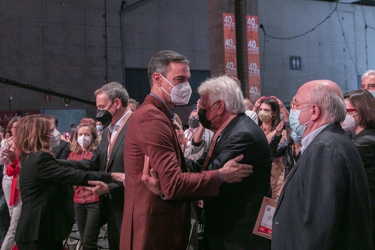Sánchez i González s'abracen al congrés del PSOE