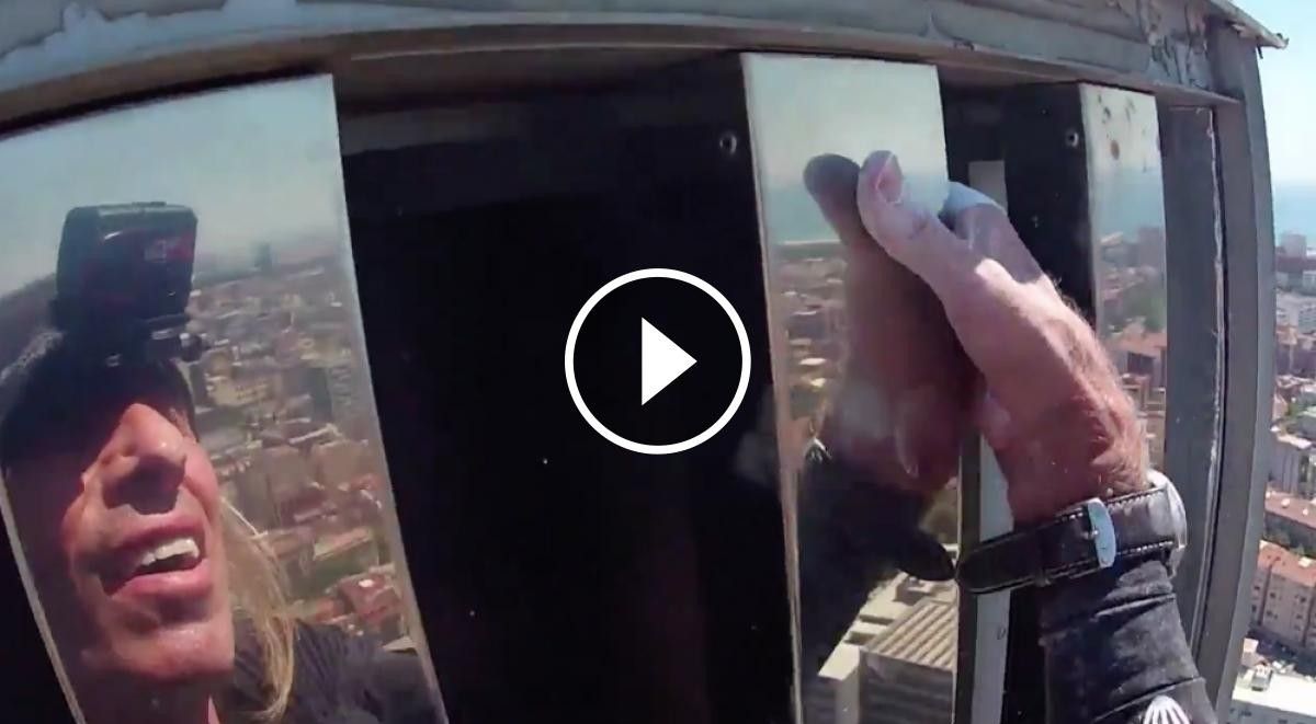 Alain Robert escalant el Barcelona Sky