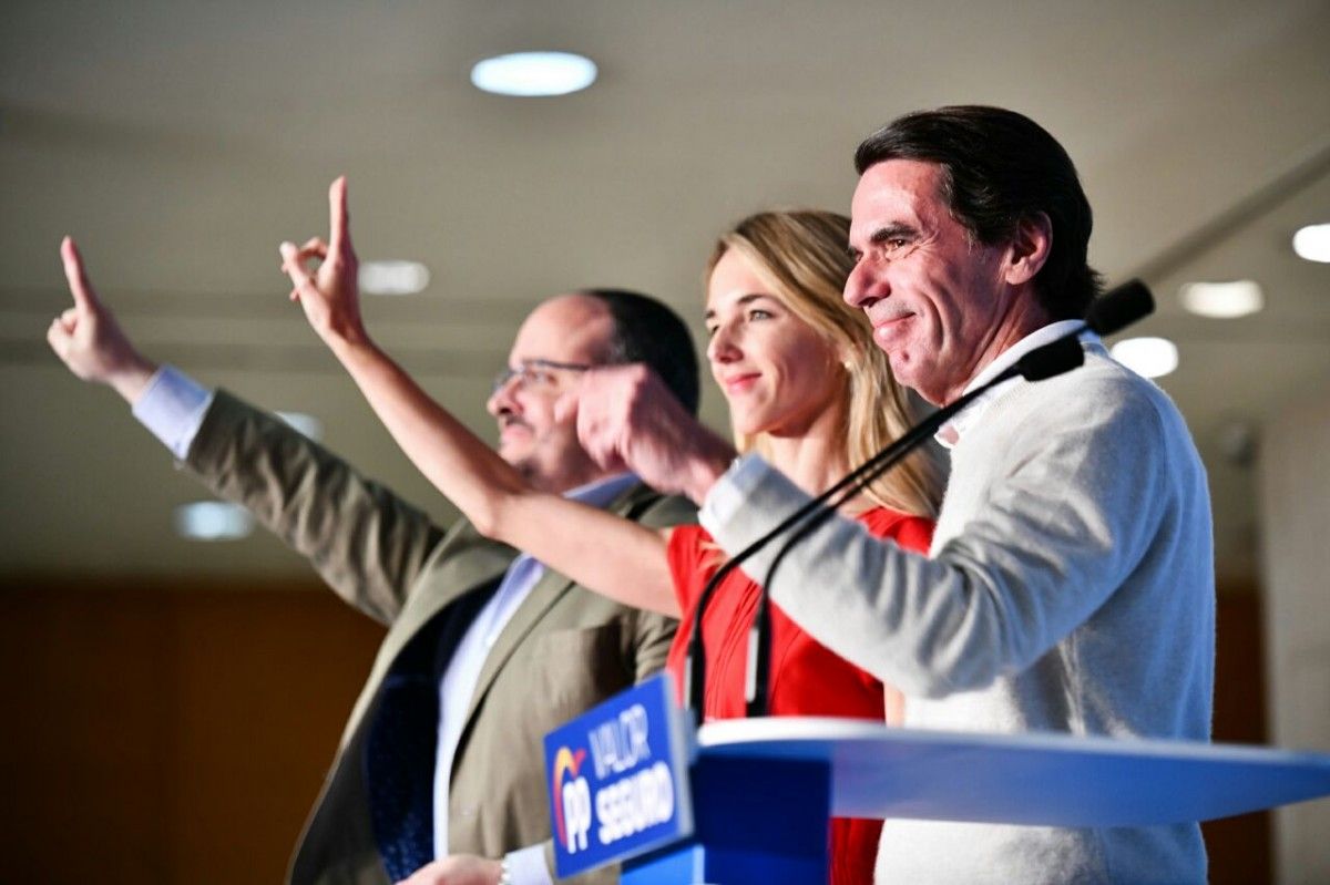 Alejandro Fernández, Cayetana Álvarez de Toledo i José María Aznar avui a Barcelona.