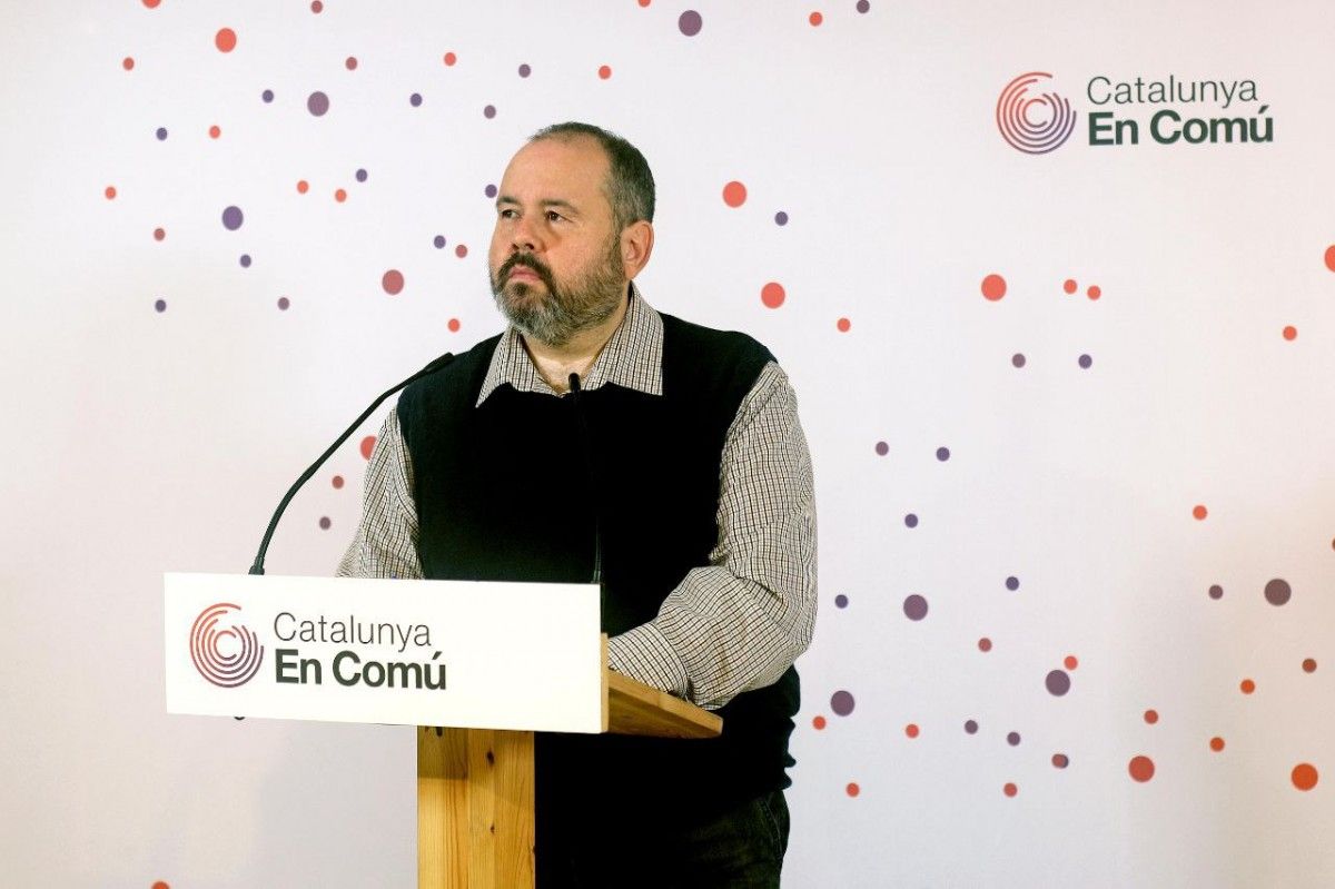 El portaveu de Catalunya en Comú, Joan Mena, en roda de premsa aquest dilluns