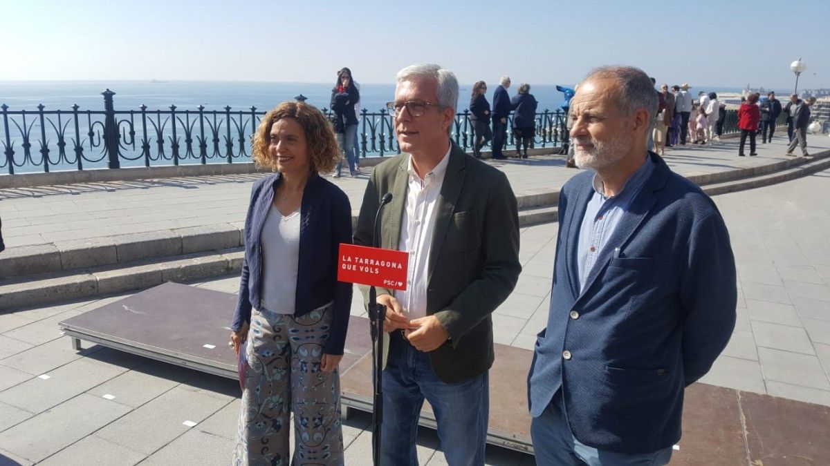 La candidata del PSC, Meritxell Batet, l'alcalde de Tarragona, Josep Félix Ballesteros, i el cap de llista per Tarragona, Joan Ruiz.