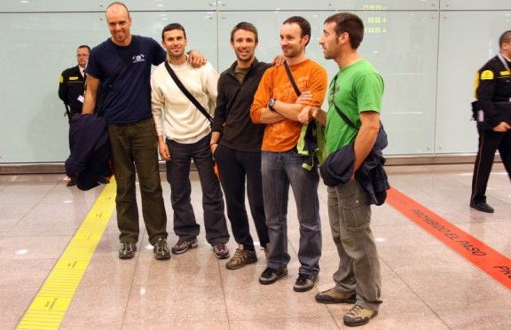 Els cinc bombers a l'arribada a Barcelona -a l'esquerra, Òscar Llop