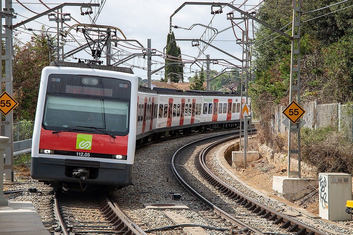 Un tren de Ferrocarrils de la Generalitat al seu pas per Sant Cugat