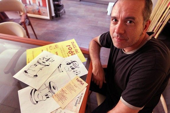 Efrén Montoya, autor del personatge del Rodet, amb els dibuixos originals
