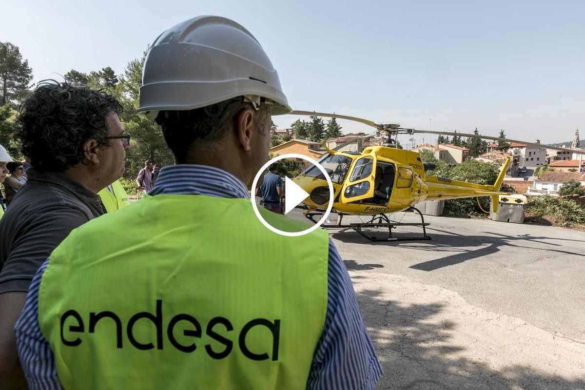 Un operari d'Endesa, amb l'helicòpter que incorpora la tecnologia làser.