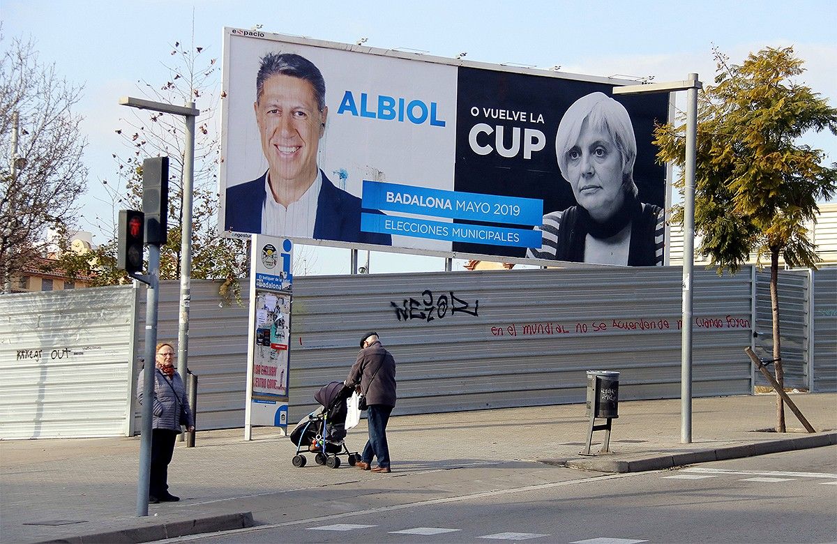 Un cartell electoral del PP a Badalona, referint-se al duel entre Albiol i Sabater.