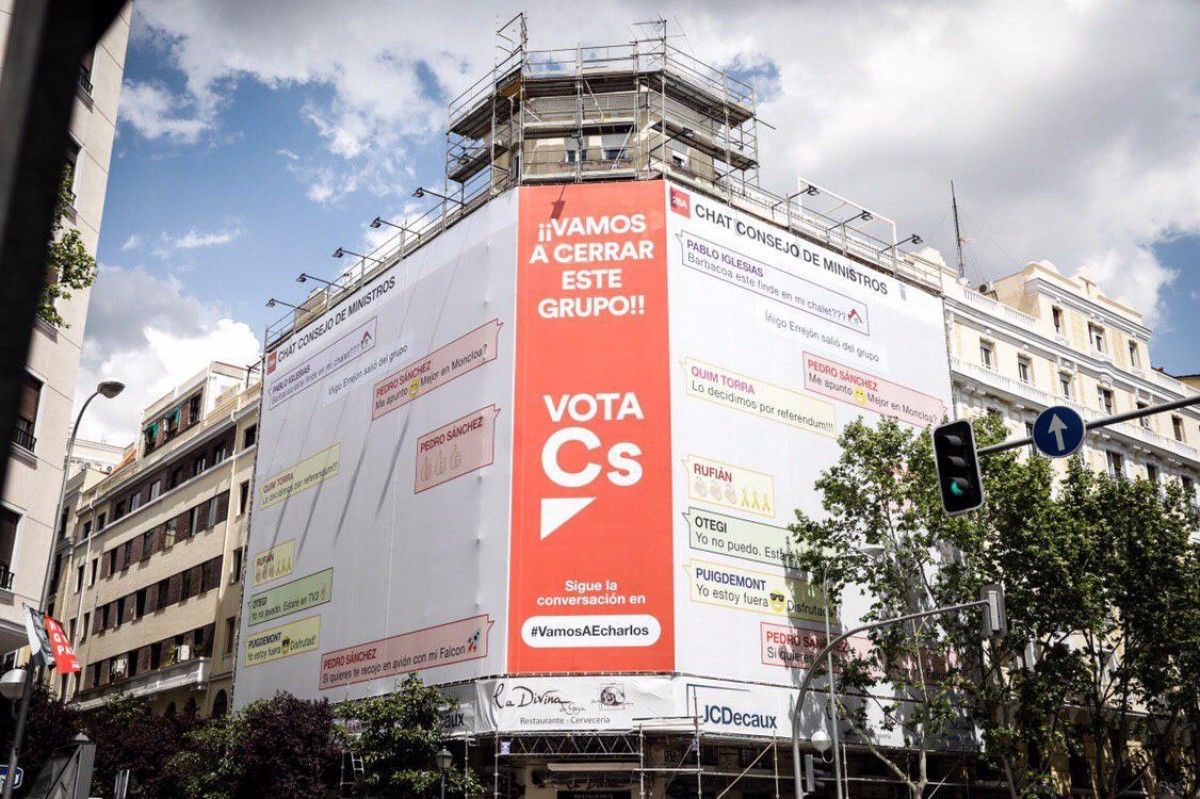 La nova lona ubicada per Ciutadans al centre de Madrid.