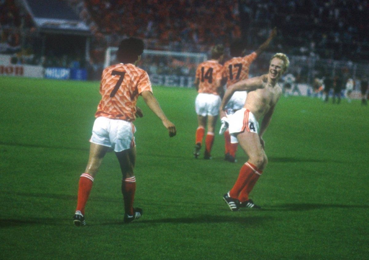 Ronald Koeman es neteja el cul amb la samarreta alemanya un cop acabada la semifinal de l'Eurocopa de 1988