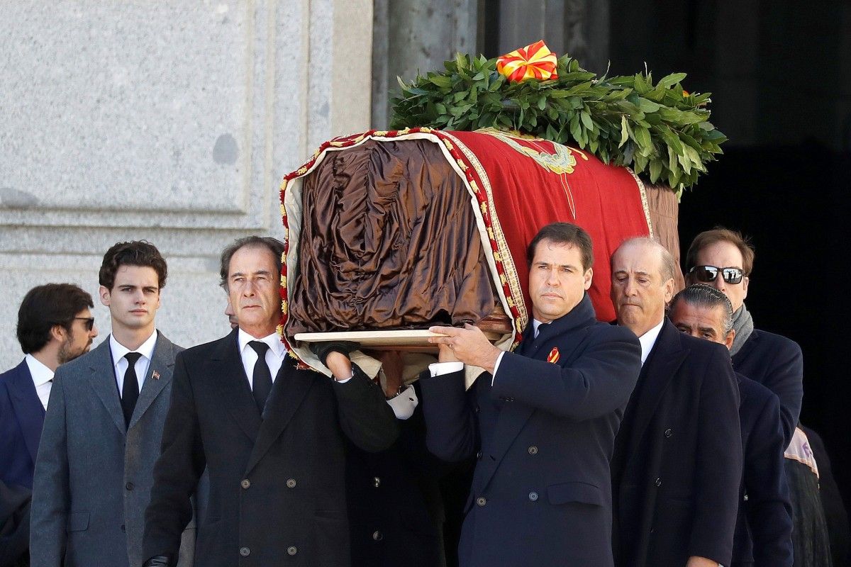 Familiars de Franco treuen el fèretre del dictador de la basílica del Valle de los Caídos el 24 d'octubre del 2019.