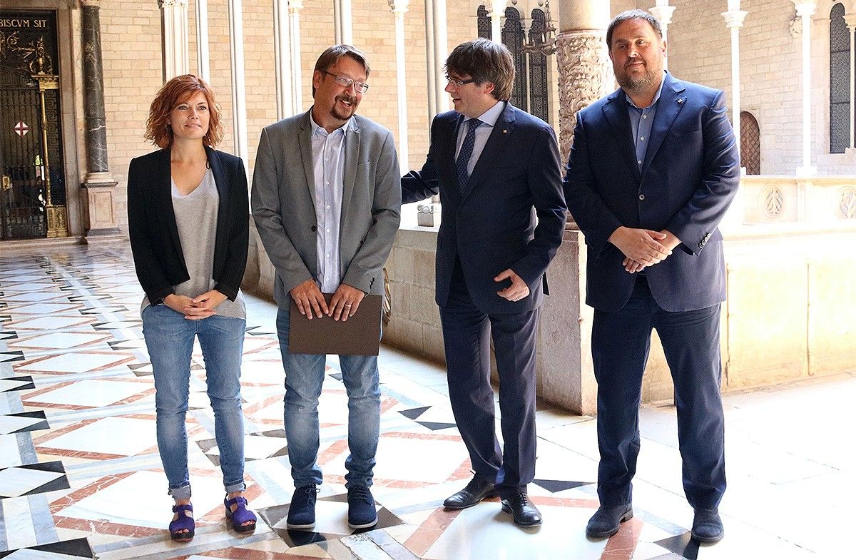 Carles Puigdemont i Oriol Junqueras amb Xavier Domènech i Elisenda Alamany, en una imatge d'arxiu