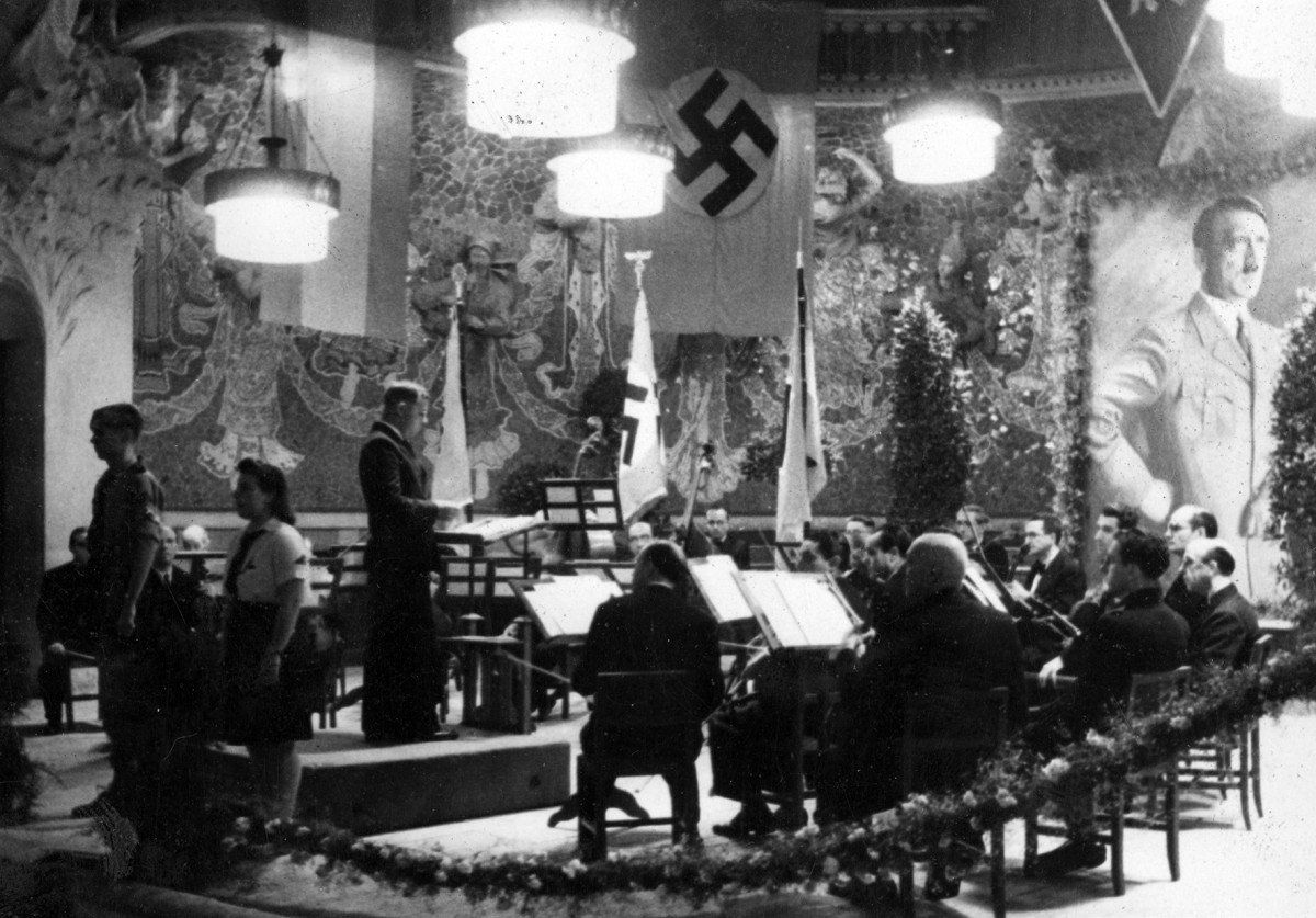 Acte al Palau de la Música presidit per un retrat de Hitler.