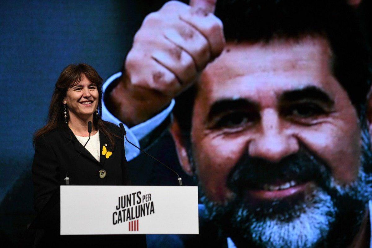 Laura Borràs, durant el míting a Manresa amb la imatge de Jordi Sànchez projectada al darrere