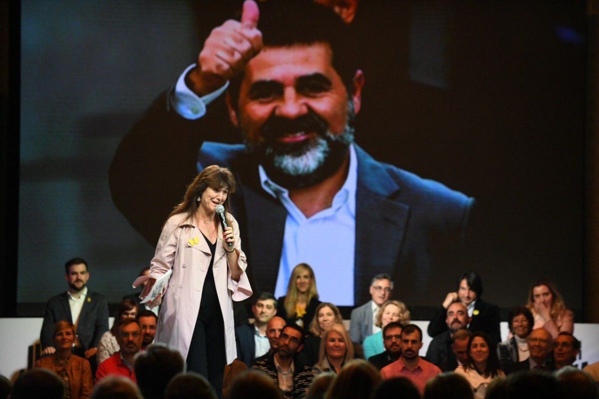 Laura Borràs, durant el míting a Manresa amb la imatge de Jordi Sànchez projectada al darrere