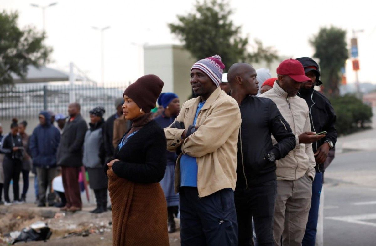 Cua de votants en unes eleccions a Sud-àfrica