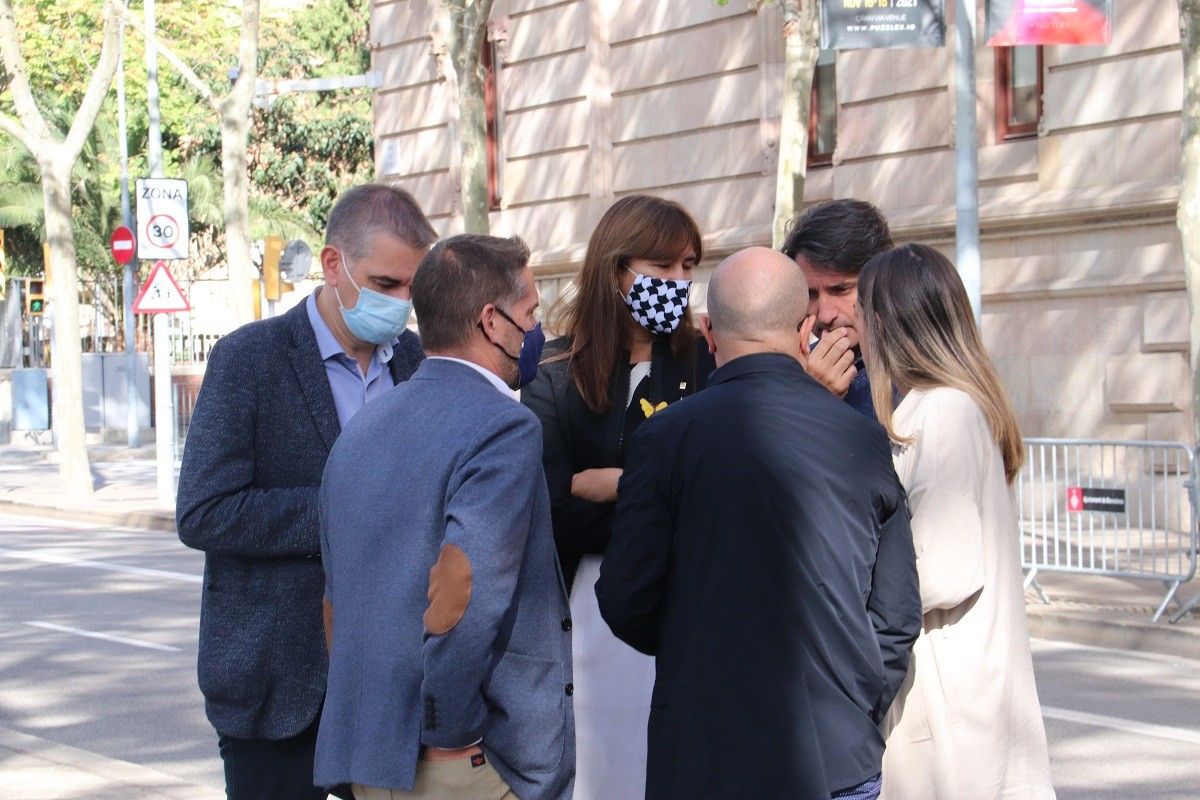 Laura Borràs i diversos dirigents independentistes a les portes del TSJC per donar suport a Josep Costa