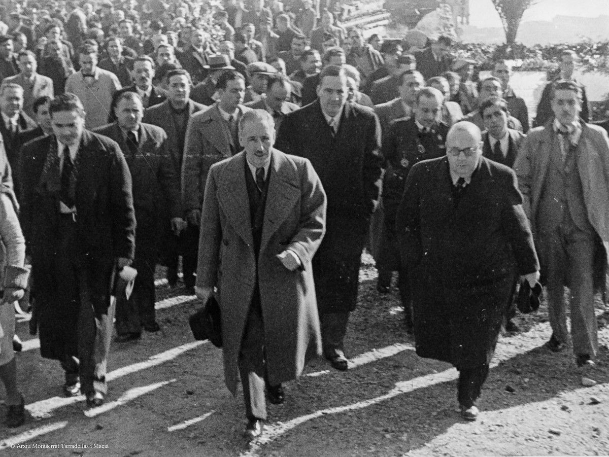 Lluís Companys, Indalecio Prieto i Josep Tarradellas entre altres en una visita a la tomba del President Macià el 1936.