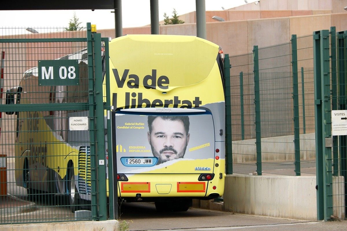 L'autobús de campanya d'ERC, entrant a la presó de Lledoners