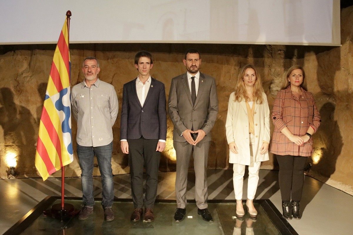 El futur alcalde Rubén Guijarro (PSC), acompanyat de David Torrents (Junts), Àlex Montornès (ERC), Aïda Llauradó (comuns) i Teresa González (PSC)