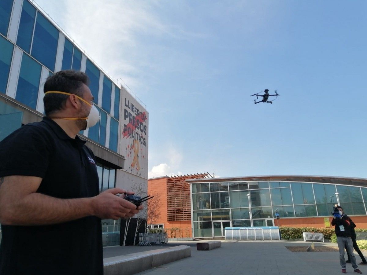 El dron sobrevola la ciutat per alertar els ciutadans que incompleixin l'ordre de confinament. 