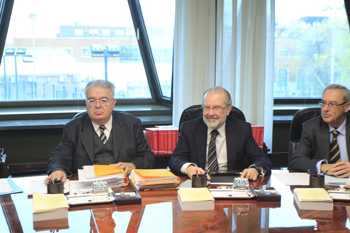 González Rivas, a l'esquerra, en una reunió del TC.