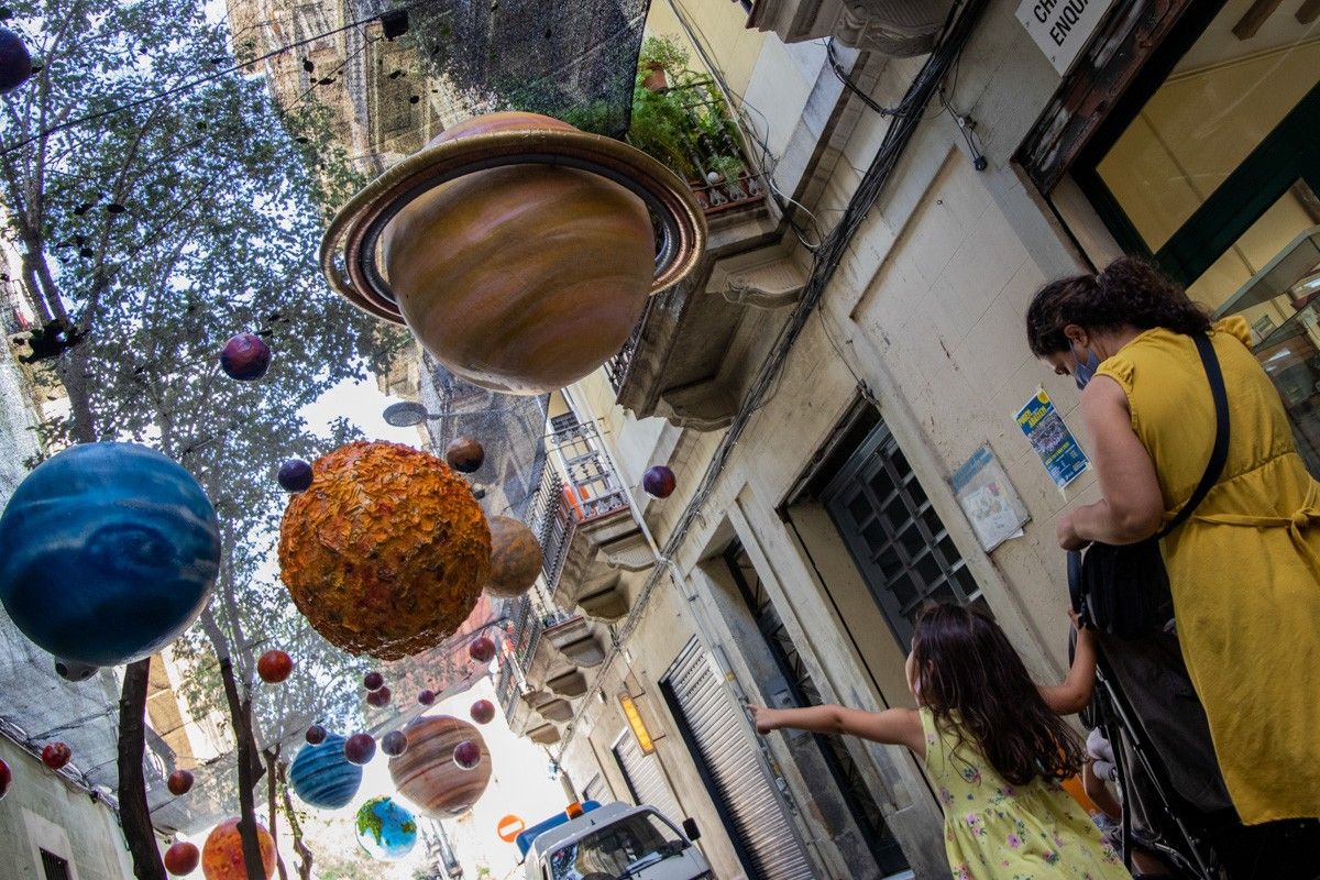 Els carrers de Gràcia, preparats per la festa major
