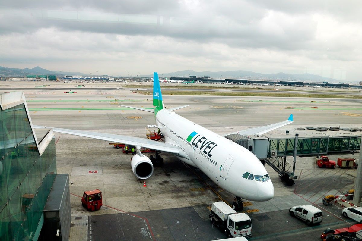 L'avió de Level que farà el primer vol directe entre Barcelona i Santiago de Xile, a la pista de l'aeroport del Prat