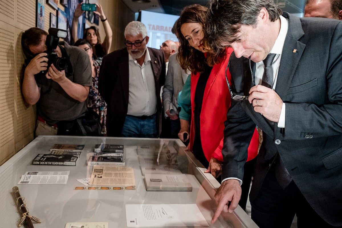 Carles Puigdemont i Mercè Conesa, aquest dimarts a l'exposició en record de Tarradellas.