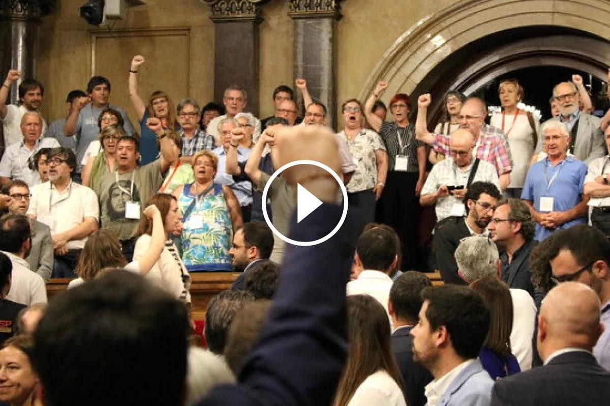 Punys alçats al Parlament per celebra l'anul·lació de les sentències franquistes
