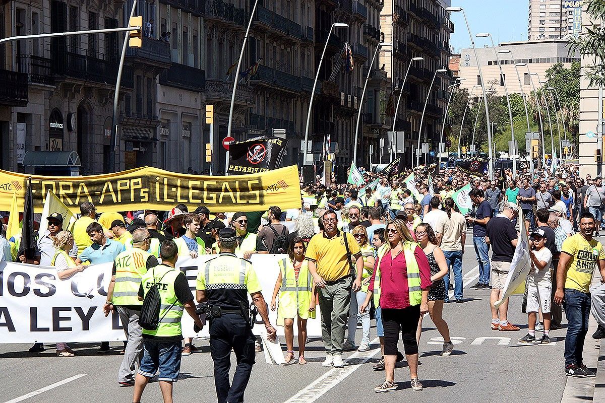 La manifestació de taxistes al carrer Pelai