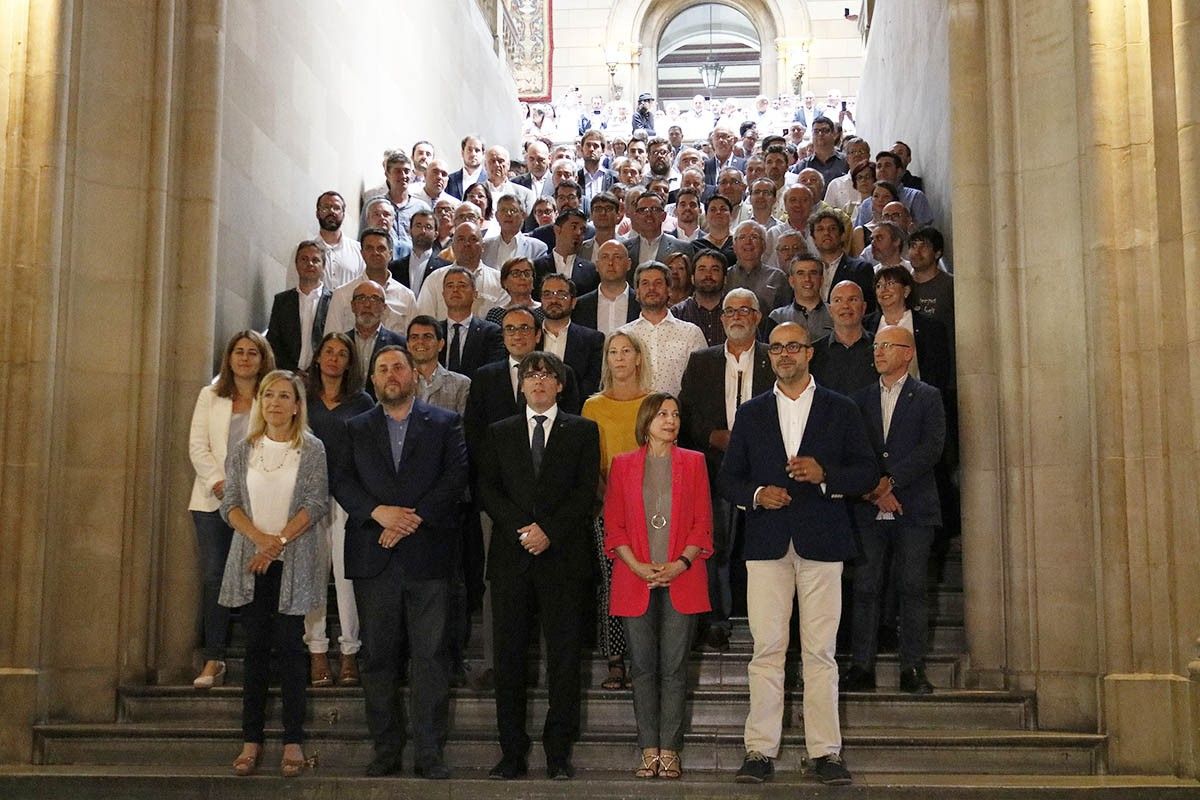 Foto de família entre els representants del Govern i els alcaldes