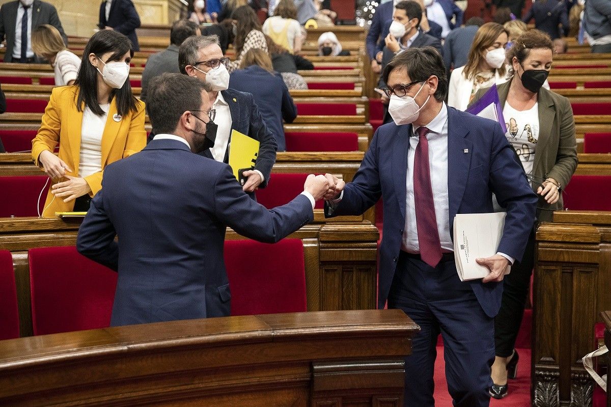 Pere Aragonès i Salvador Illa se saluden en una sessió al Parlament.