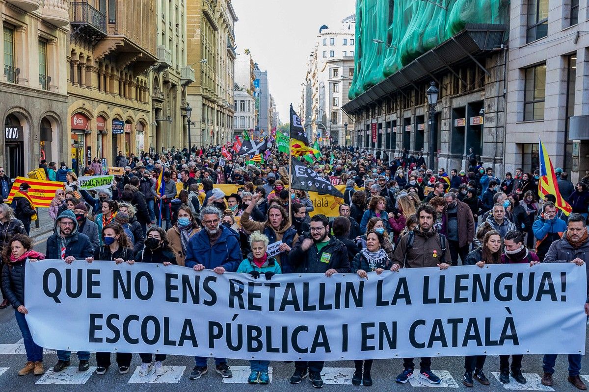 Manifestació de sindicats, estudiants i famílies en defensa del català a l'escola