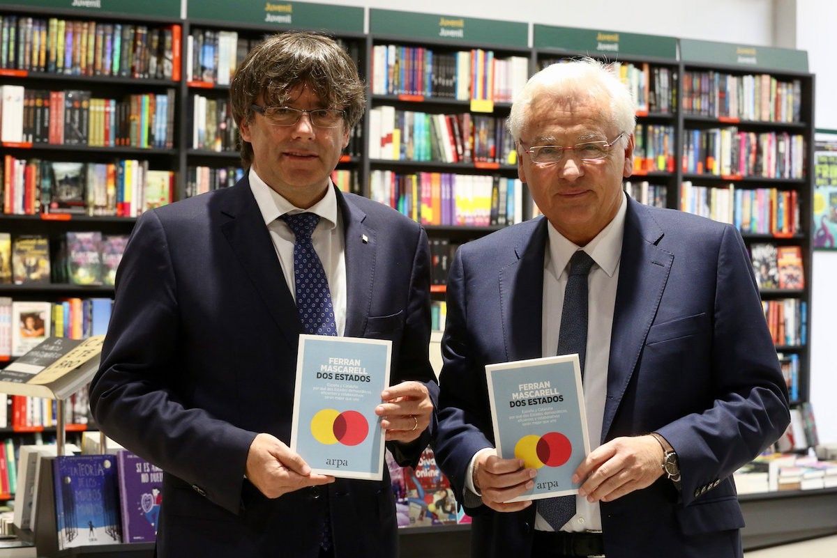 Carles Puigdemont i Ferran Mascarell, en la presentació del llibre del delegat a Madrid