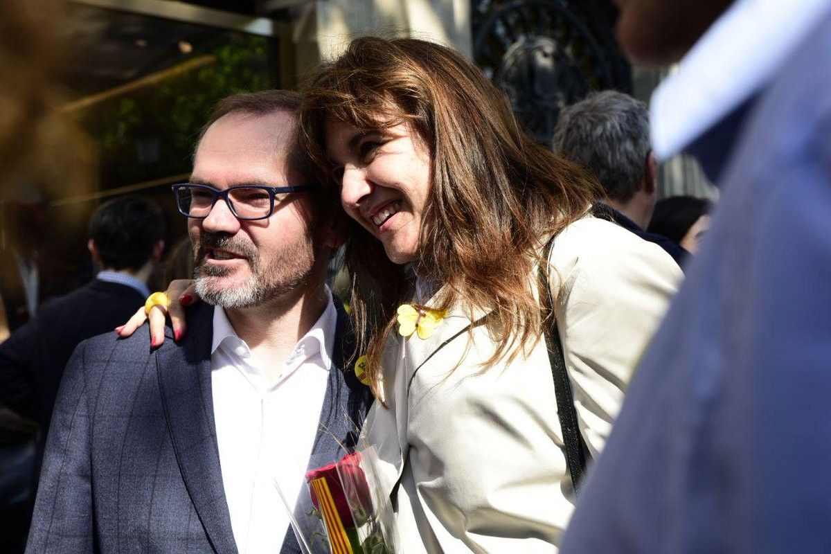 Laura Borràs i Josep Costa celebren Sant Jordi als carrers de Barcelona